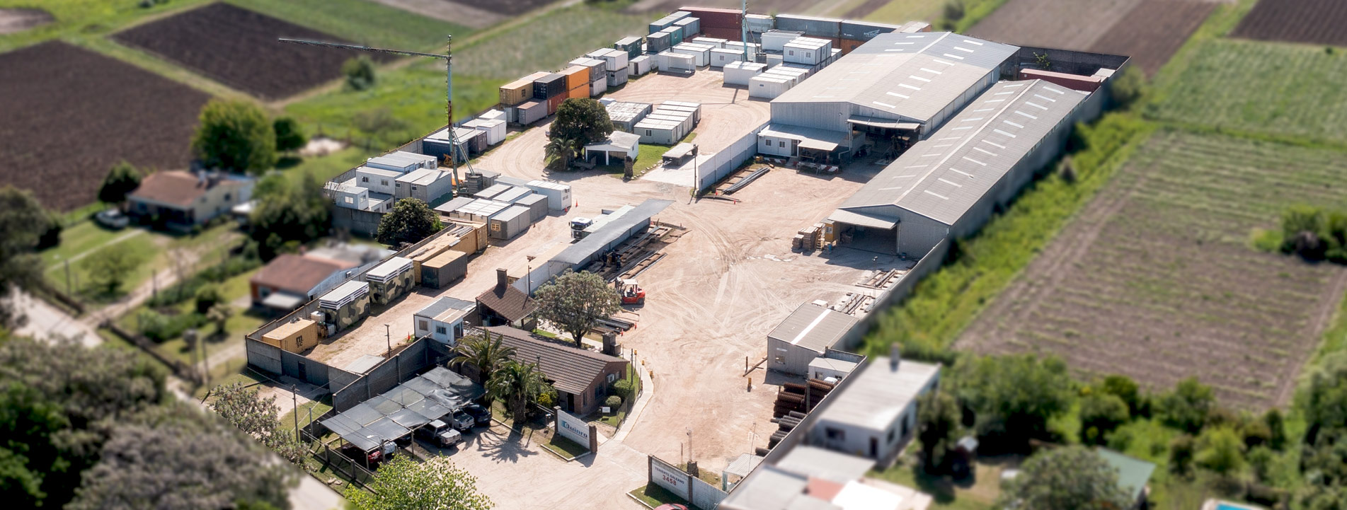 Flota de camiones, grúas y remolcadores.